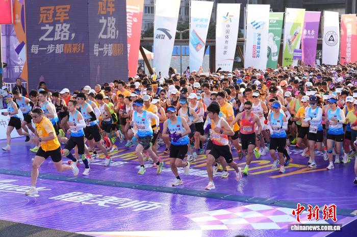 27000名全球跑者汇聚宁波马